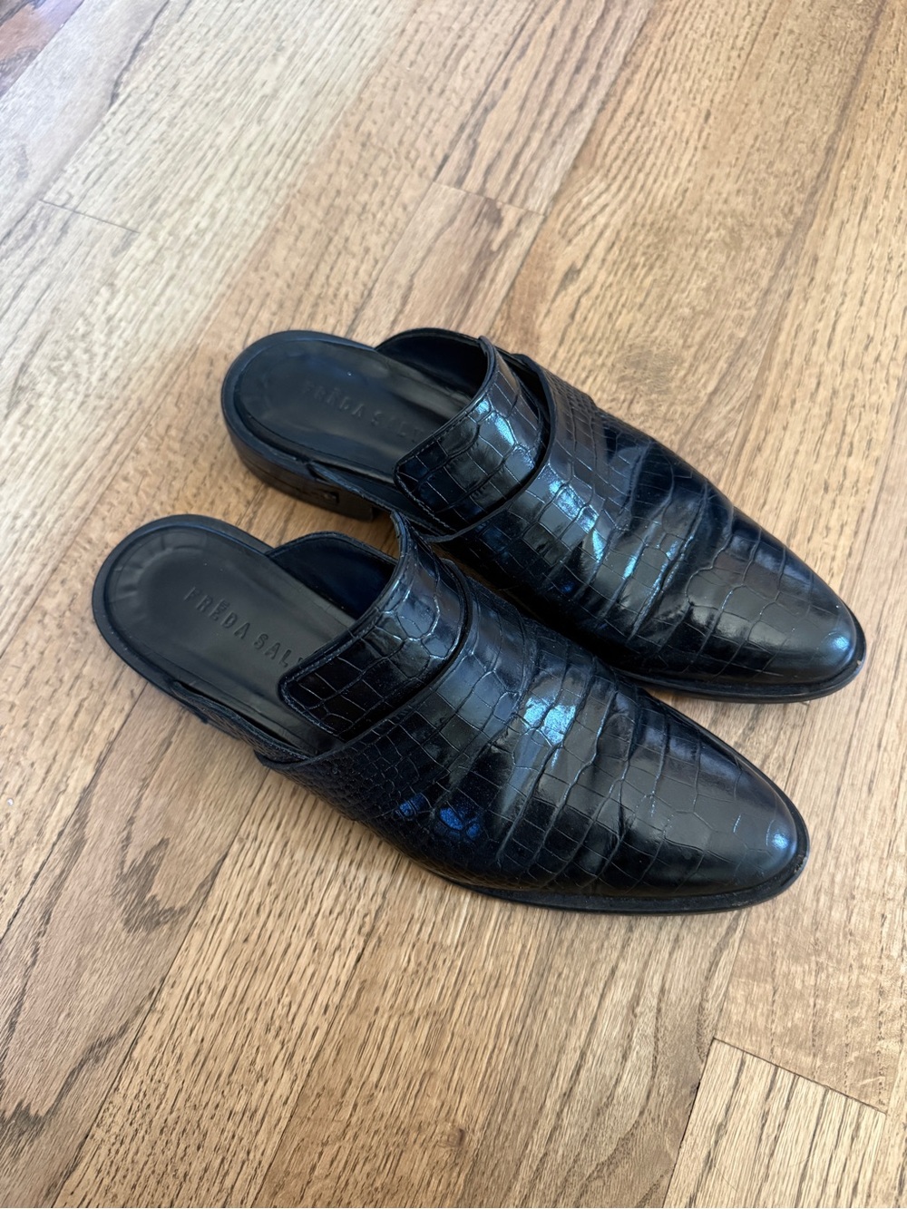 Freda Salvador Black Croc-Embossed women’s Slip-On Loafers